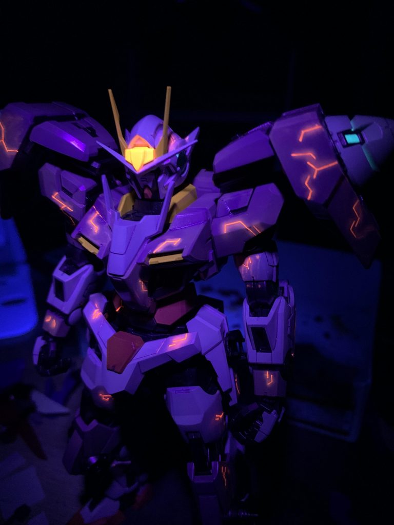 ガイアのエナメル蛍光レッドでスミイレブラックライトで光ります