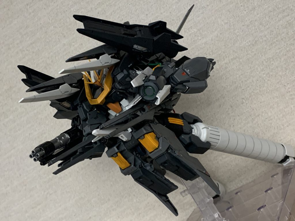 ・大型レールキャノン「アーマ・ゲドン」機体腰部に二基装備された大型レールガン。名前の由来はアブラハムの宗教における最終戦争の決戦の地［アルマゲドン］から