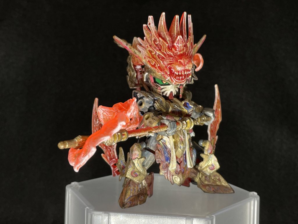 「炎王光よ！」悟空の声と共に背中の炎が如意棒に巻き付きます。「お師匠様を救え！」悟空が鋭く如意棒を突き出すと、炎と共に伸びた如意棒が百眼魔王の腹を突き破りました。破れた腹の中から光の玉に包まれた三蔵が出てきます。「ばかなぁ！」百眼魔王がドオっと倒れて痙攣します。悟空は百眼魔王の破れた腹に手を当てると仏に祈ります。この者の生命を助けてください。この者にやり直しの機会をお与えください、と。