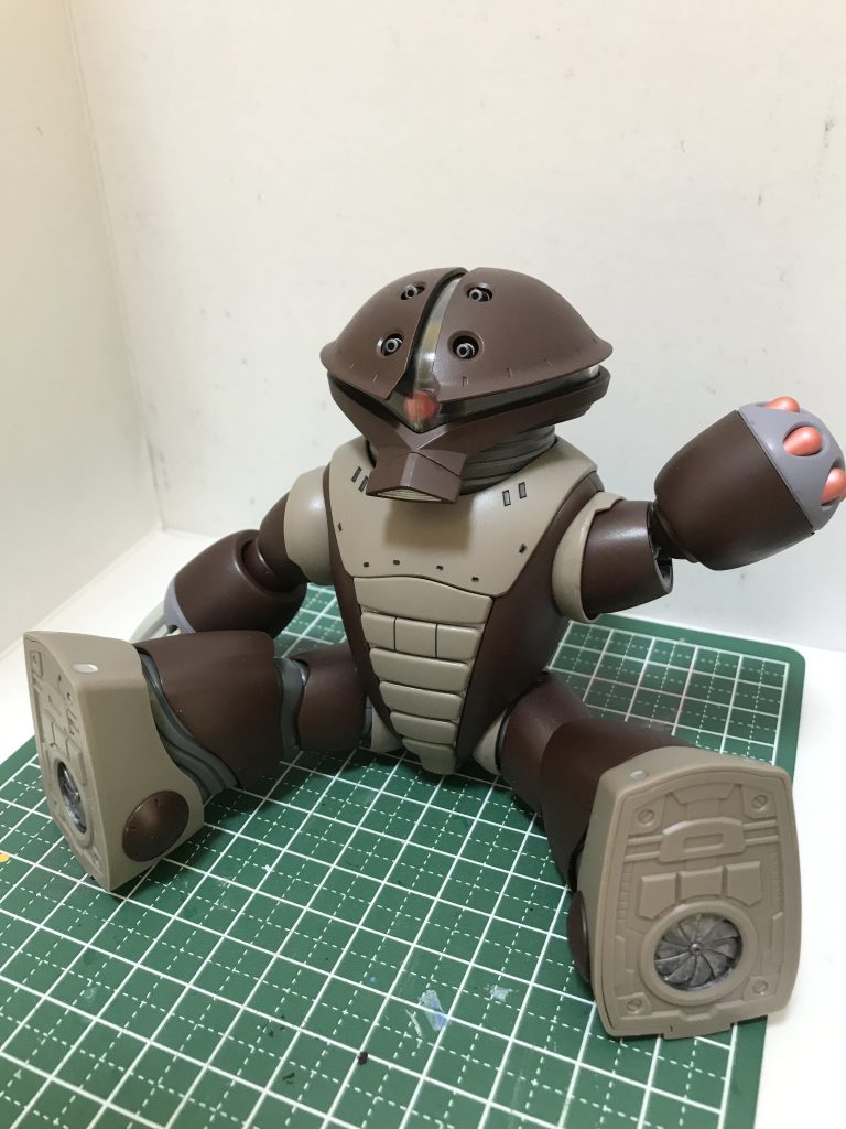 2007年発売の古いキットではあるものの、肉抜きがないため見栄えは良いかとただゲート跡が目立つところに多くあり、装甲は大きい1パーツのためヒケもやや目立つかも