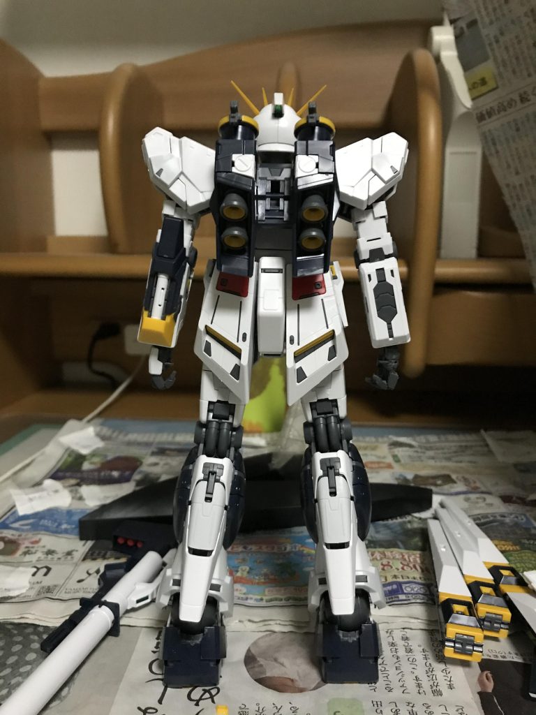 通常(後ろ)νガンダムは左右の腕部が違うのです