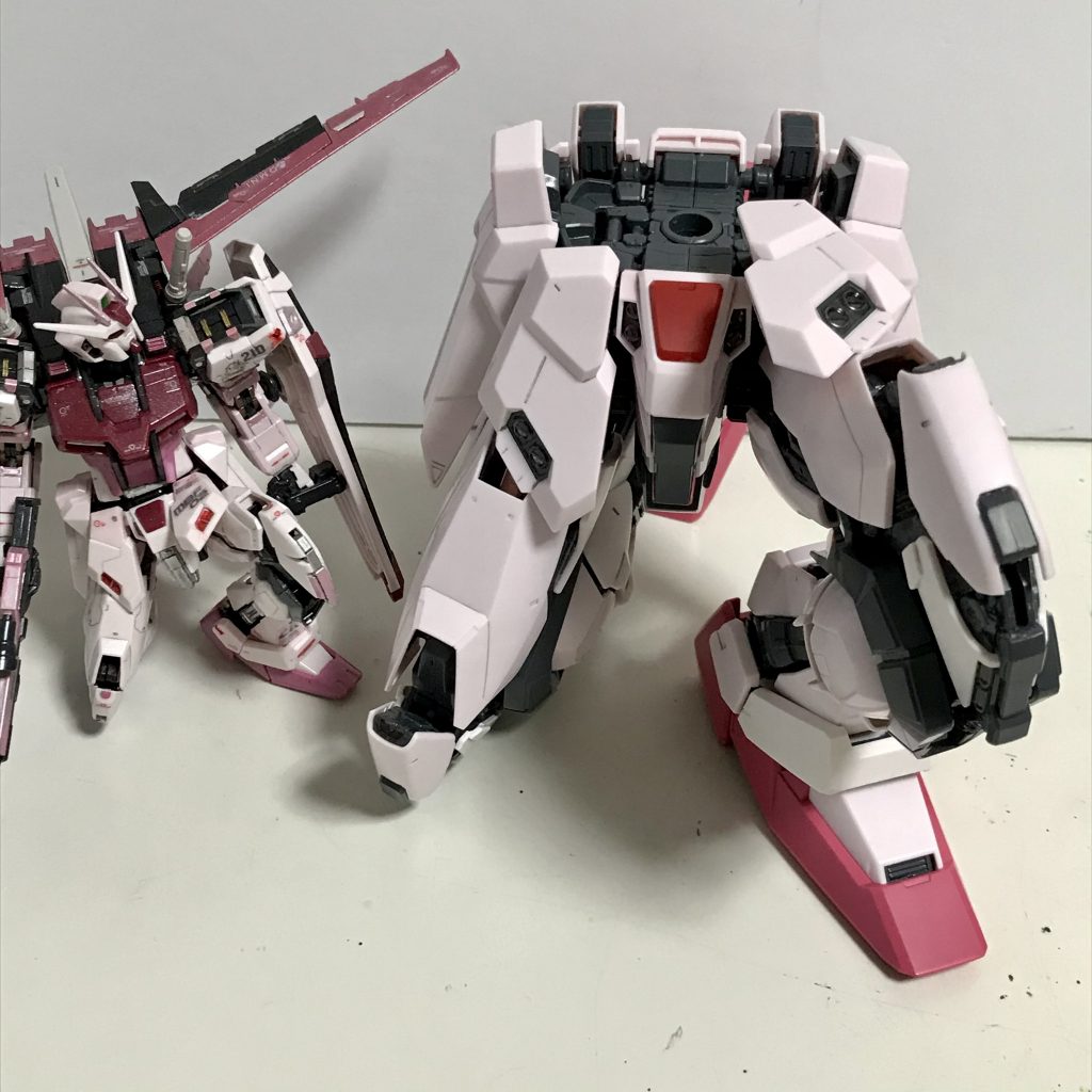 股関節は前後スイングが可能で、膝立ちもキレイに決まります(固定具が外れやすいのですが)。