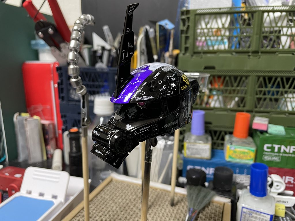 最初の段階。一回目のクリアー吹いたあと床に落として塗膜ごと逝ってしまいました。ドボンする気にもならず別のでやり直し。デカールは1シート分くらい使ってたのでダメージデカい。