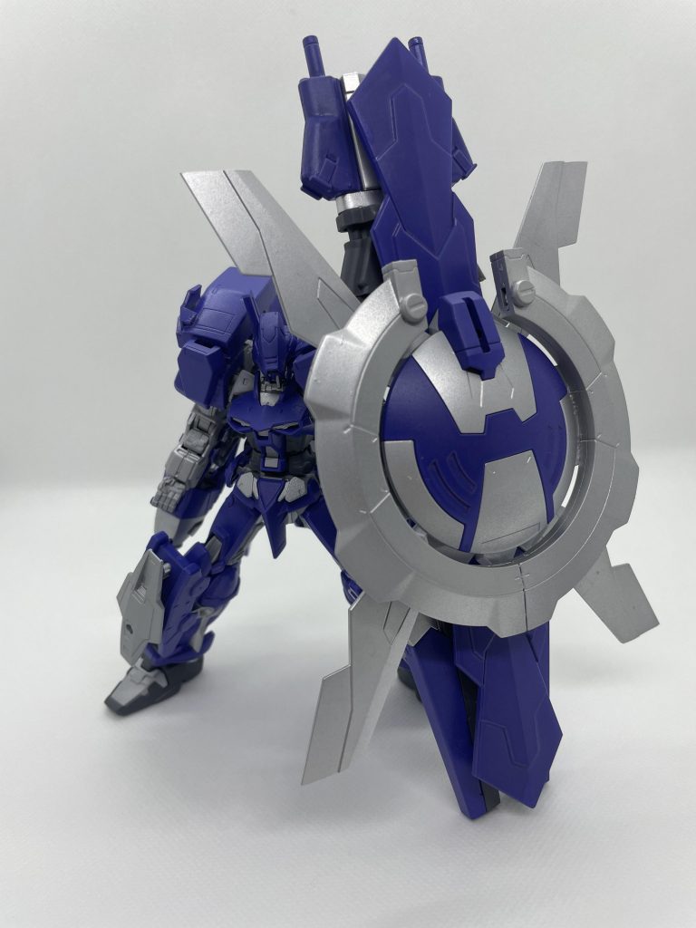 最大の特徴は、左腕に構える超MS級サイズの大盾、試製七一式複合兵楯「アマノイワタテ」。