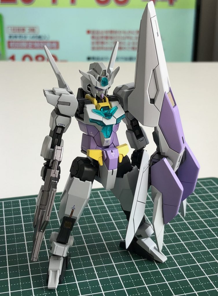 もともと接着してネプテイトガンダムに固定するつもりだったのですがコアガンダム2がカッコ良かったので急遽武器も作りました。盾はオリジナルカラーです。裏側がかなり目立つのでフレームメタリック2とメカサフで塗り分けました。