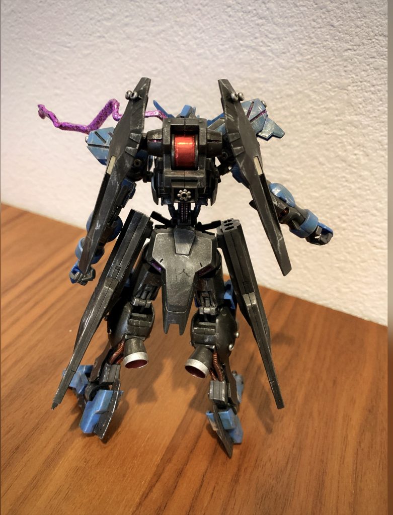 ツインアイと背面のエイハブリアクターにはラピーテープを貼り付けてます。