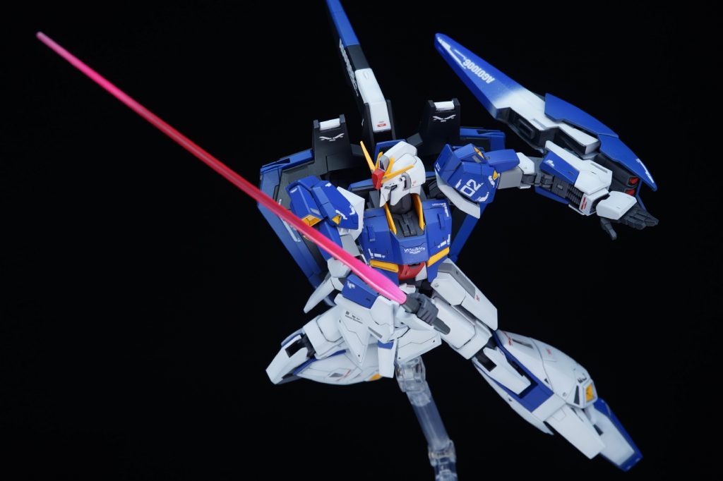 ・ビームサーベルサーベル刃は根元と先端付近に薄めた白でグラデをかけて、蛍光ピンクでコートする事で