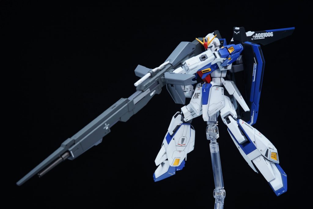 ・ハイパーメガランチャーハイパーメガランチャーだかメガビームランチャーだかいう推進器&ジェネレータ付きの大型メガ粒子砲。本来のゼータのように機体色で塗ると専用武器っぽくなるんですが、今回は「これオプションだから基本パックからは外してみようか?コスト的な意味で…」という流れで汎用武器っぽく大人しめなカラーリングにしました。