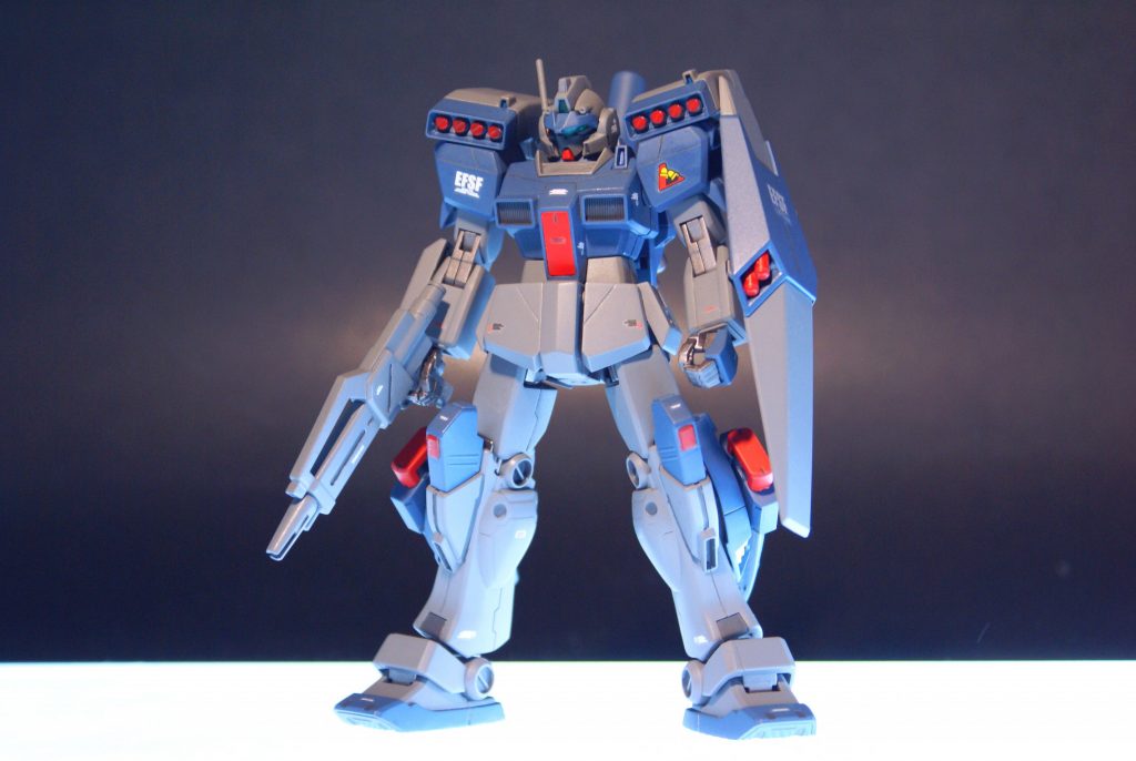 頭部はビームマスターの顔にジムⅢの物を付けました。首や胴体の延長をしているのでかなり引き締まった感じがします。