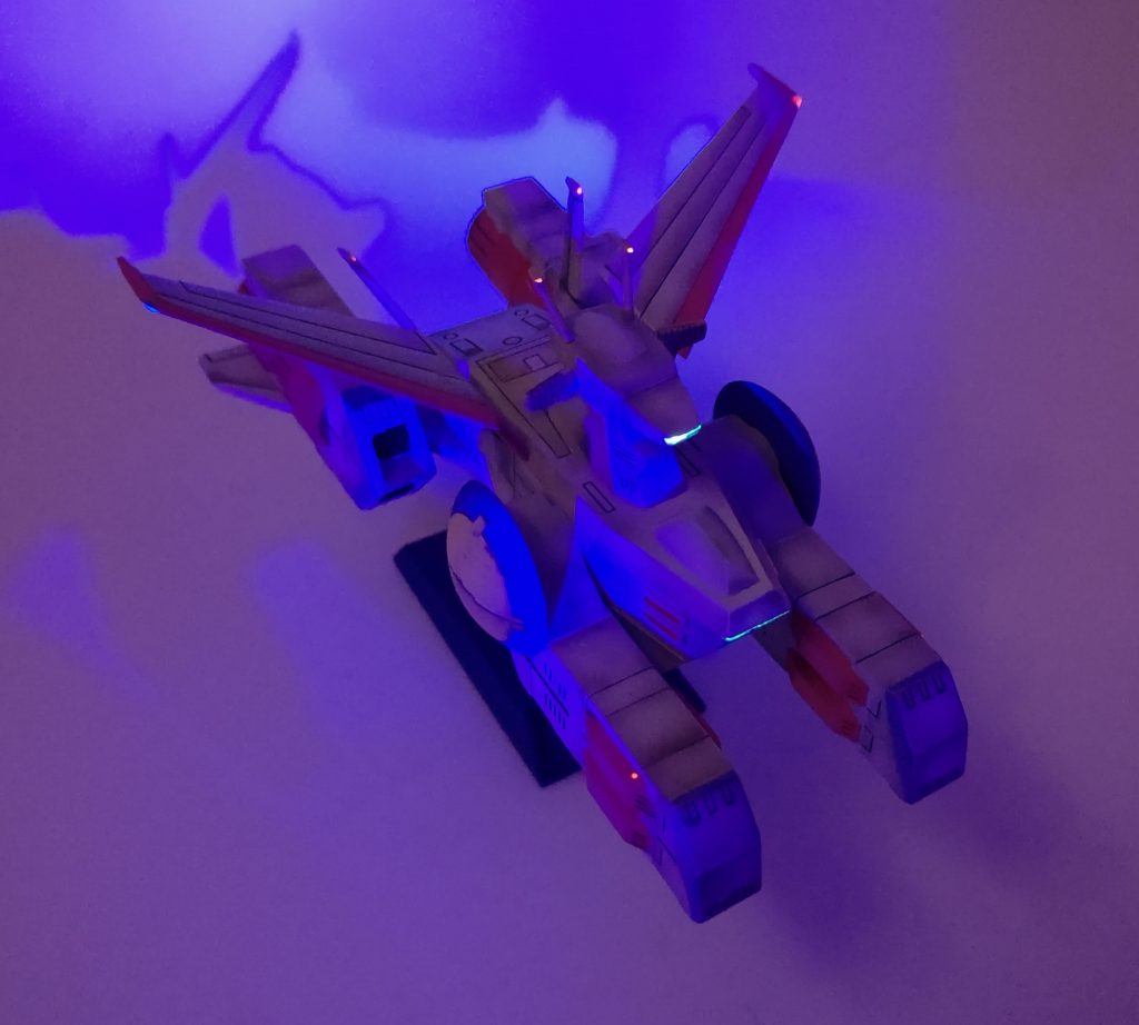 蛍光塗料で光りますw