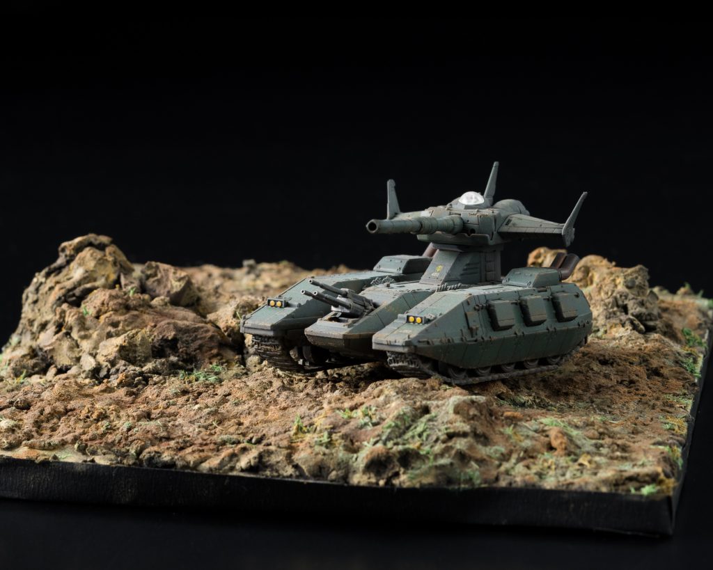 初めてのジオラマ?です。100均の黒の軽粘土とウエザリング液、砂パウダーを使って作りました。