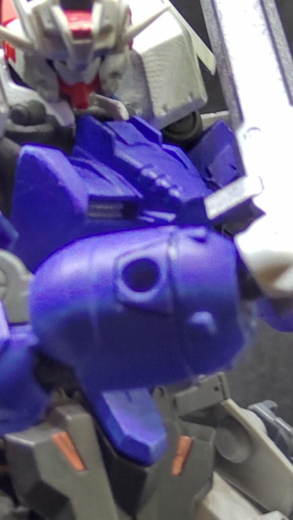 ﾃﾞﾃﾞﾄﾞﾝ!! 主にライフルで中距離、ハンドピストルで牽制、バトルブレードで切断みたいな感じです