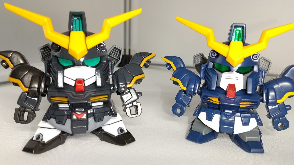 キット比較です。新水性ホビーカラーAQUEOUS(アクオス?)筆塗りとガンダムマーカー墨入ペンでの墨入れです。