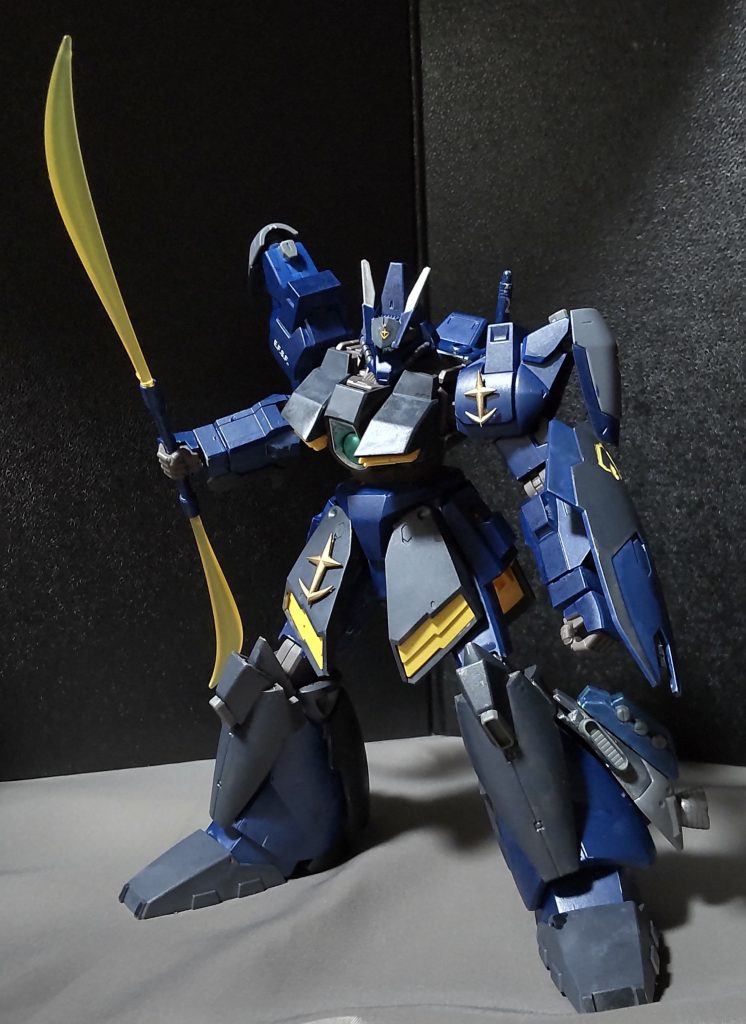 太刀タイプは両端からビーム刃を展開出来、その姿はジオンのゲルググを思い起こさせるよう。※ガルバルディシリーズはギャンの系譜なんだけどねぇ。