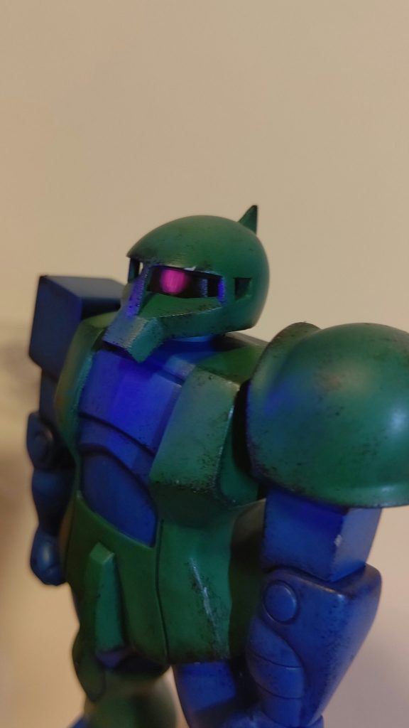 モノアイはくりぬいて基部パーツ新造。バイザーの奥で発光しているイメージで透明プラ板の裏から蛍光ピンクでモノアイ書き込んでからホワイトで裏打ち後、全体を黒で塗装しました。狙った雰囲気は出せたかと思います。以下、途中写真です。