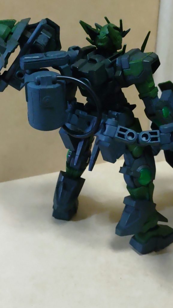 　背中から　ごちゃごちゃして見づらいですがタンクから伸びてるケーブルは左腕に繋がってます