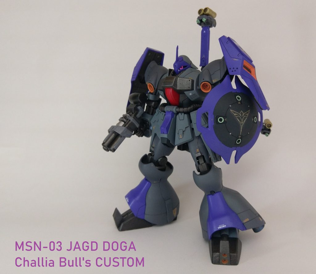 シャリア・ブルにパーソナルカラーなんて設定されてなさそうなので、公国軍MAブラウ・ブロのカラーリングをイメージしてグレーと紫で塗装。ネットで買ったタミヤのブルーバイオレットが思いのほかブルーでしたが、きれいな色だったのでまあヨシとしますｗモノアイは100均のデコシール、ブレードアンテナはオクで買ったジャンクのRGクロスボーンガンダムのかかとの板を切って作りました。腰アーマーにもクロスボーンガンダムのパーツを貼り付けています。