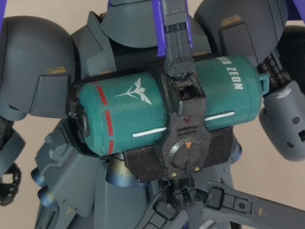 バックパックのタンクは別パーツに見えるように塗り分けてみました。業者さんがガスボンベで（推進剤ってガスなのか？ｗ）納品してて、それをカセットコンロみたいにガチャーンって付け替えるイメージ。誰がどうやって持つのかわからない謎の取っ手と、デカールが横向きなのと、ちょっとダサく見える色合いにしたのがこだわりです。スラスターノズルはウェザリングマスターでグラデーションしてみましたが、機体色と同化してしまってますねｗ