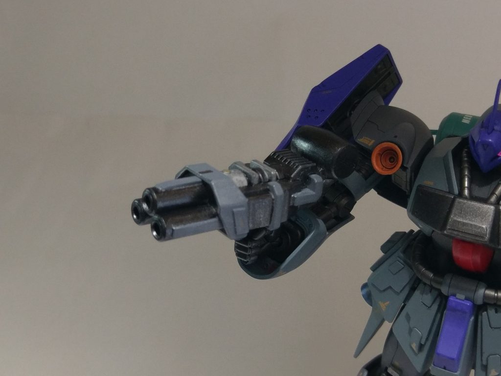 ガトリングはクェスのイメージが強いので、オクで買ったブレードビームガンとかいう謎の武器をちょっと改造して持たせてます。脳内設定では有線ファンネルに出力を取られてるので、威力は弱い近接牽制用という事にしてます。（ジムのビームスプレーガンが3連になってる感じ）