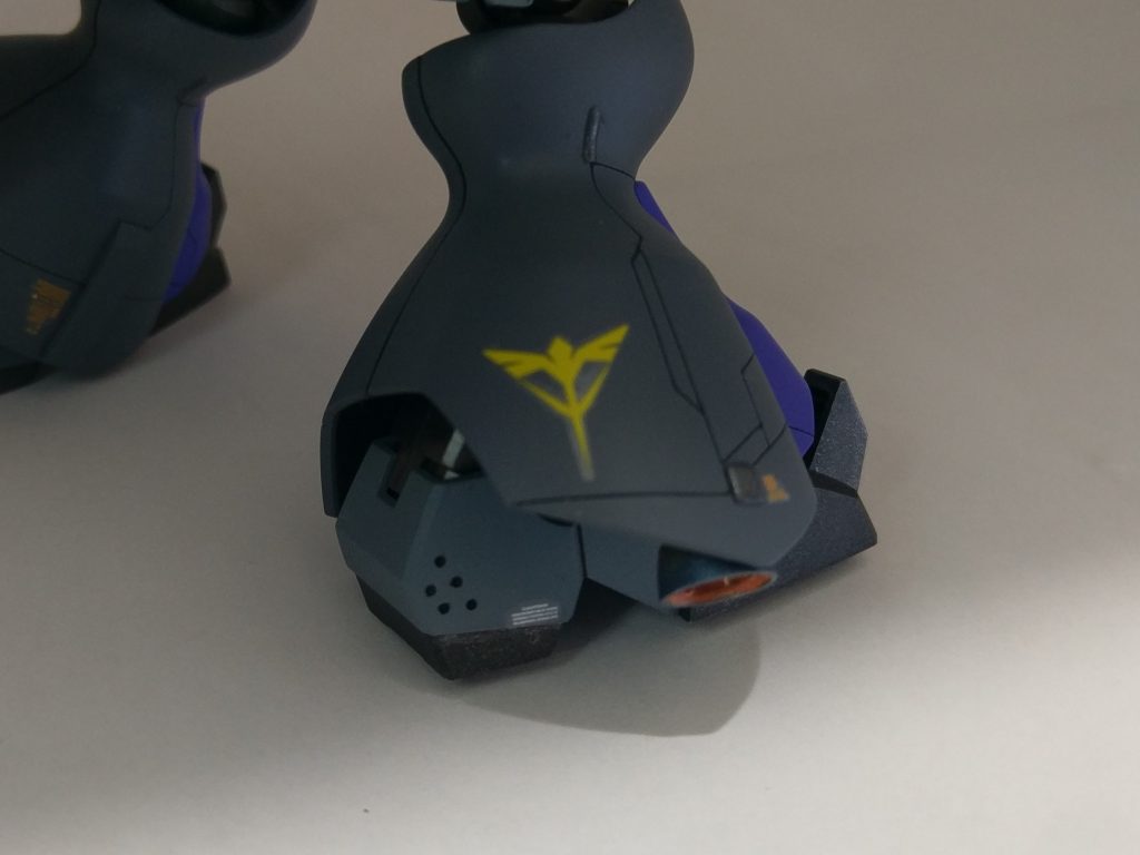 脚部スラスターは長穴加工してチラ見せ。スジボリやブチ穴もやってみましたが、今後はもう少しきれいにできるように頑張りたいですね。デカールも反射してるし。