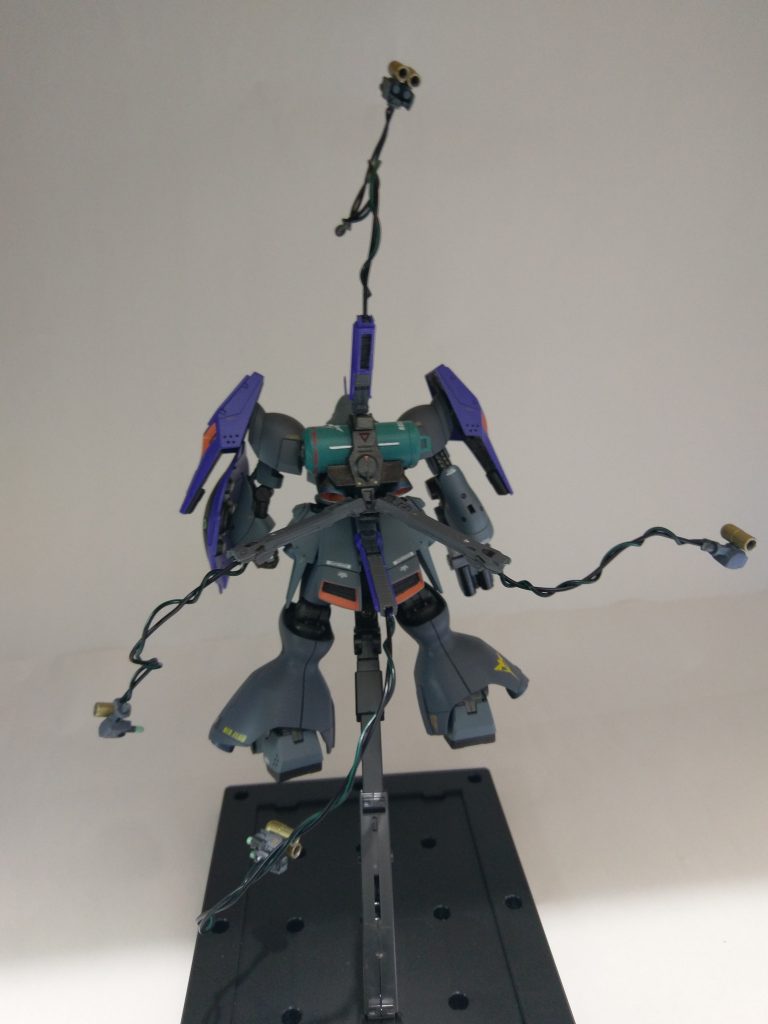 接続ケーブルは100均の被膜付き針金と自動車電装用配線を使用。どう見てもケーブルを収納するスペースが無い点と、この形状だと巻き取ったら絶対絡まる点は突っ込んではいけませんｗ