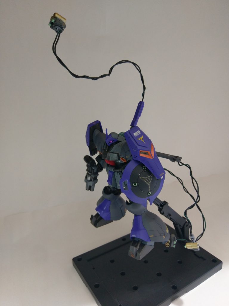 この機体最大の特徴「有線式ファンネルポート」ファンネルとMS本体のジェネレーターを直結してるのでビームの攻撃力、連射性能、射撃回数が向上。ケーブルで繋がってるので敵に感応波を察知されにくい。と、MAブラウブロの有線メガ粒子砲と同じ特徴。支柱にはクロスボーンガンダムの骨スラスターを、ファンネルポートは肩や腕のパーツを組み合わせて作成。