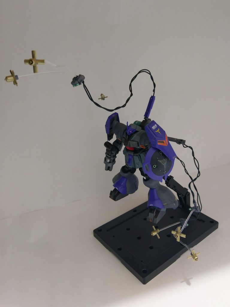 有線ファンネルポート展開状態からファンネル射出。ファンネルポートは感応波のアンテナになってるので、長距離・広範囲でのファンネル運用が可能。（ゲーマルクのマザーファンネルシステムと同様の考え方）ファンネルポートにもビーム砲が装備されてるのでさらに複雑なオールレンジ攻撃が攻撃可能。某ガンダムにケーブルをぶった切られてもファンネルだけで戦闘継続可能。