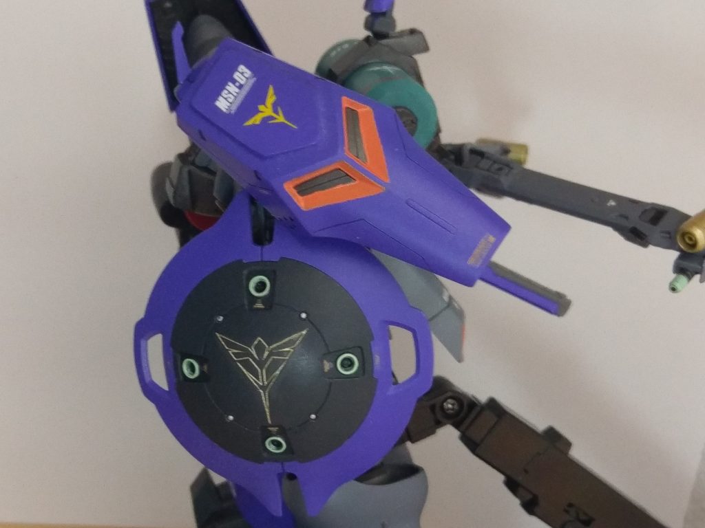 シールドの紋章は綺麗に塗れなかったので拭き取って縁取り残し。肩アーマーのファンネル穴はプラ板塞ぎ。ダクト周りはオレンジで塗装、配色的に旧公国軍の雰囲気になったと思います。