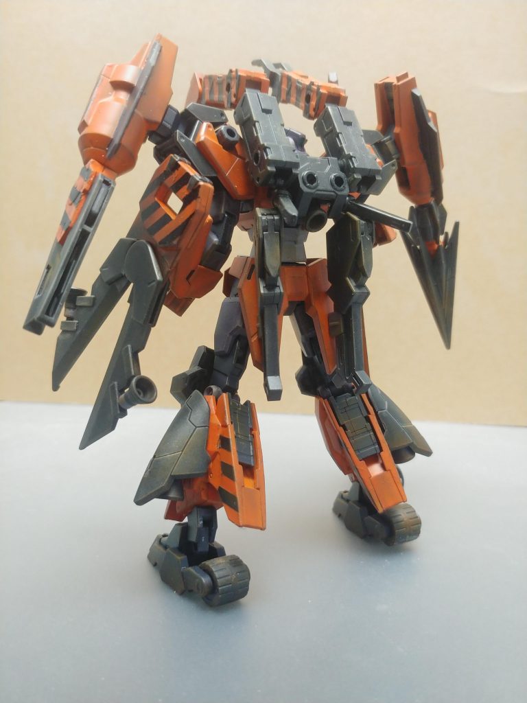 腰後ろに金槌(変形メイス)ぶら下げてます。