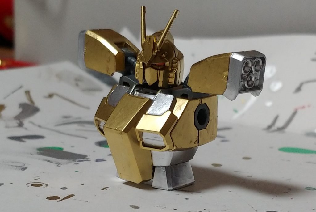 あるコンセプトとは『アニメ第1話で金持ちボンボンのキャラが主人公に対して使ってそうなアメイジングレッドウォーリア』です 金持ちボンボンのキャラって高性能なもの使ってゴージャスにしてるイメージ目を赤くしてゴールド塗ったら金持ちボンボンが使ってそうな感じが出てきました