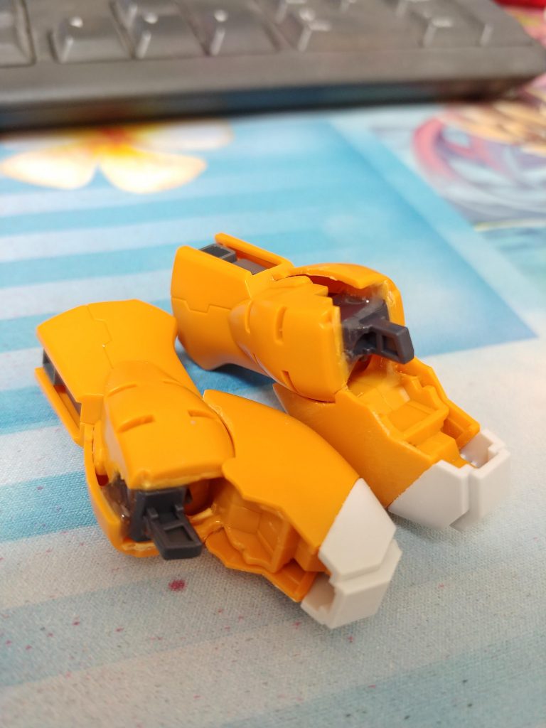 脚部にコアガンダムとの接続部を仕込んでいる時の写真です。想像の3倍苦労しました。