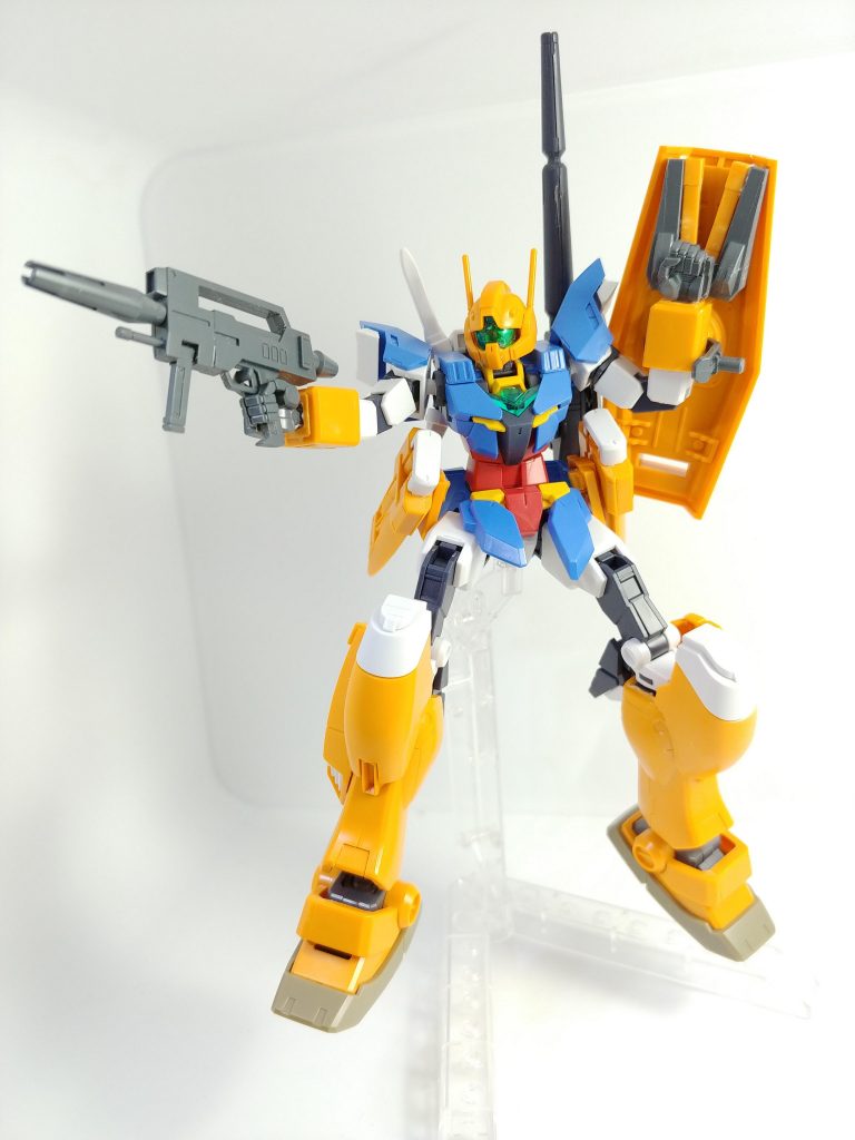 というわけでこちらがコアガンダムを模倣して作った【コアガンダムイミテーション】です。メイン武装はジムⅢビームライフルです。見て取れる部分だけ模倣して、プラネッツシステムに相当するアーマー部分は可能な限り自作。コアガンダムを作ったクガヒロトはどういうビルダーだったのかというのを考察していた…という設定です。