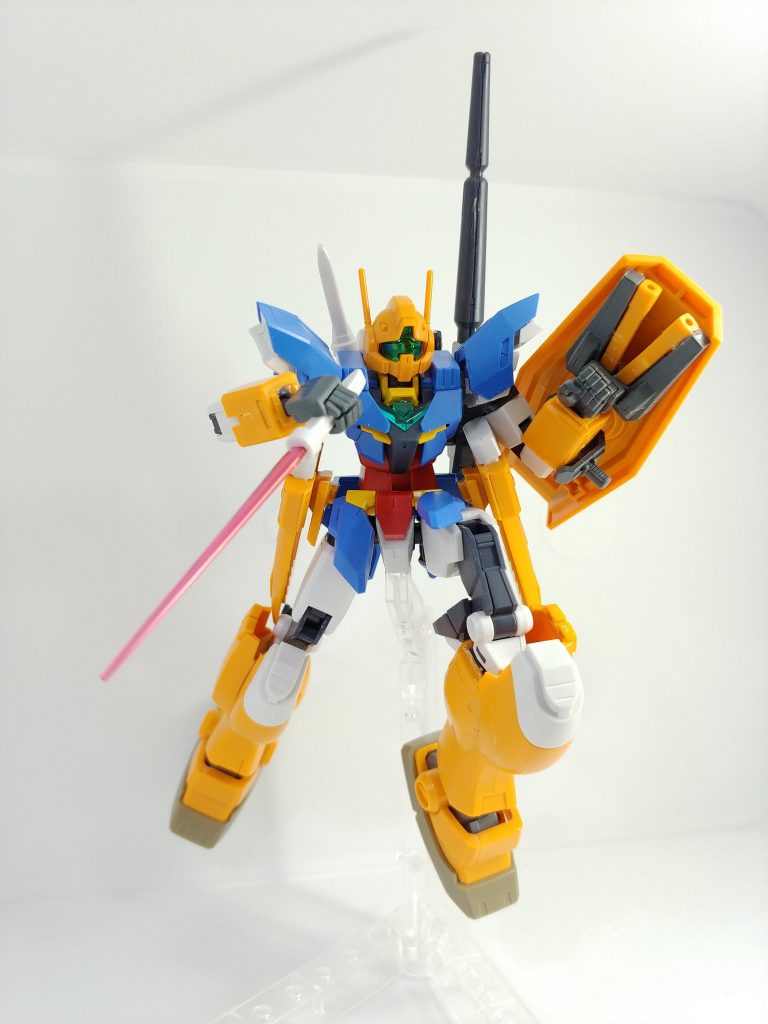 背部のビームサーベルは使い分けを想定しています。下段を抜刀した時は逆手に持つビームダガーとしての運用を想定しています。