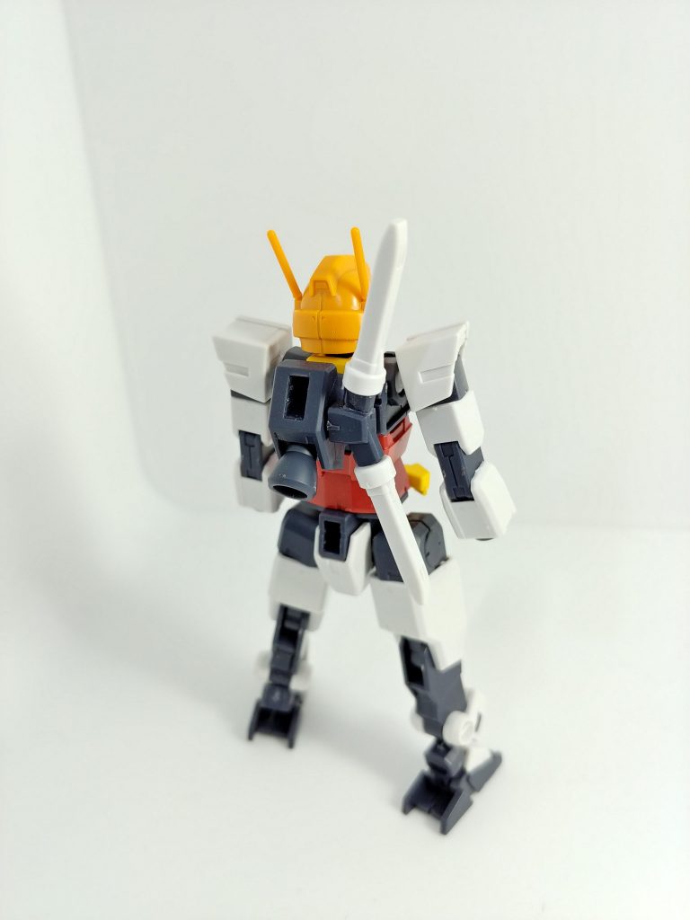 模倣元コアガンダムとの違いはビームサーベルの位置になります。片方に寄せ上下どちらからでも抜けるようにしてあります。