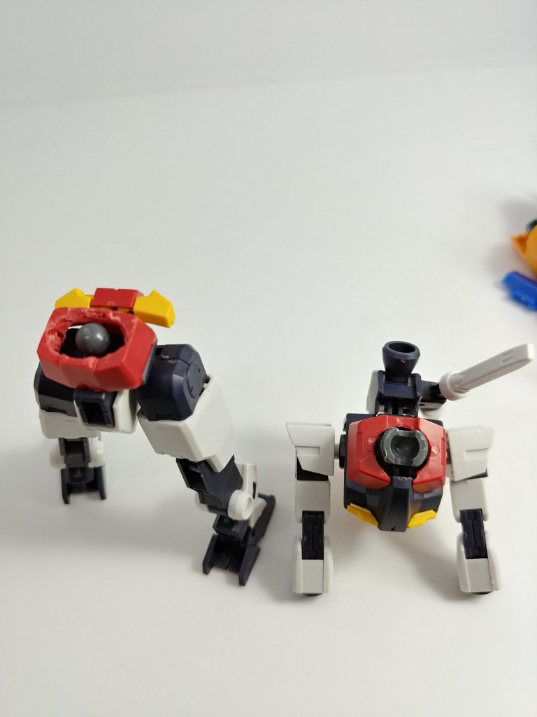 プラモ的な改造としては、コアガンダムが発売した時にちょっと有名になった【腹部にボールジョイントで関節を仕込む】改造を施しています。なのでノーマルのコアガンダムよりすこしだけ表情豊かなポージングができます。