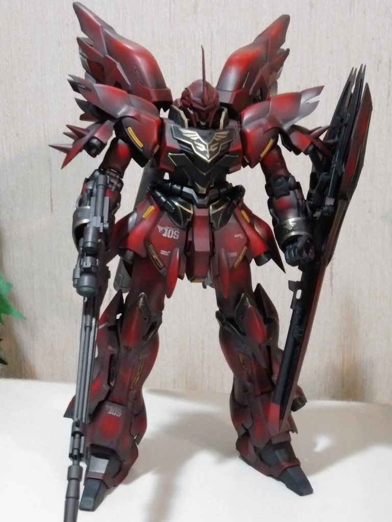 部屋の照明を明るくすると、成型色の赤が映えます。