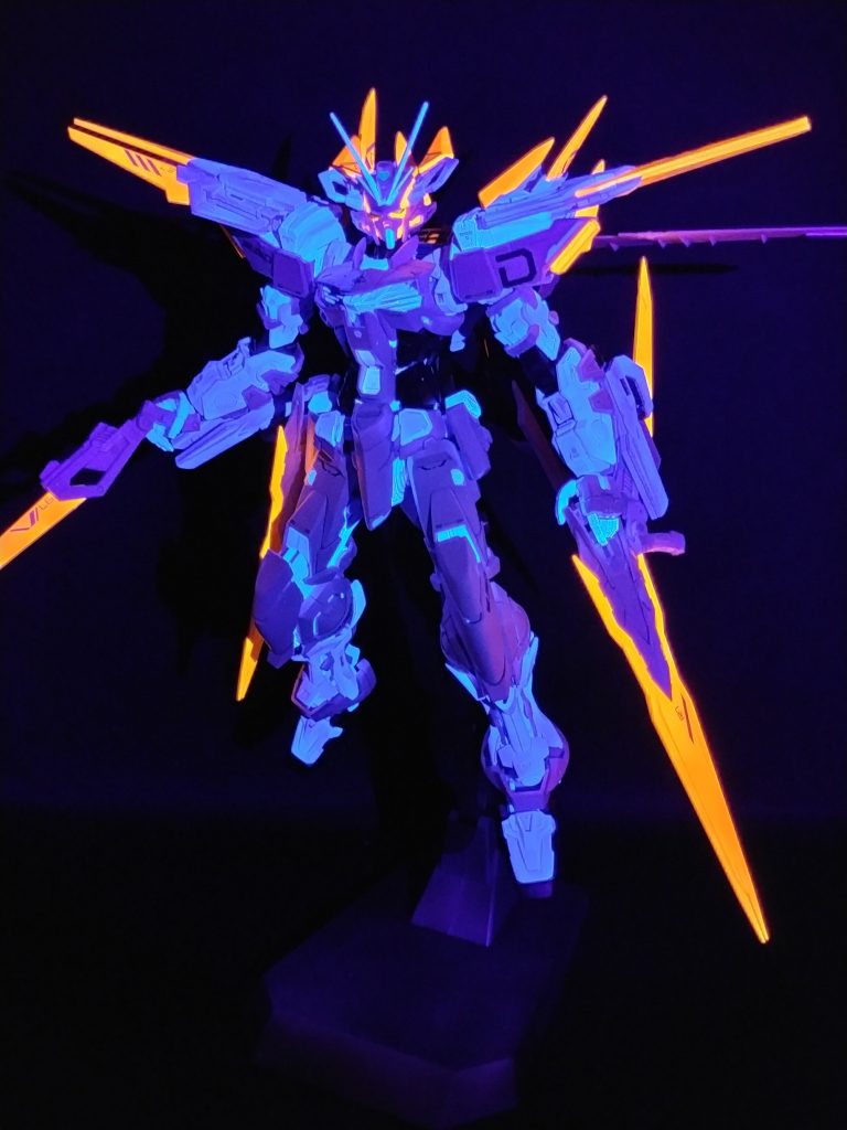 ブラックライトとスマホ撮影の関係けらかなり発光強くみえますが肉眼だともう少し発光抑えめです。