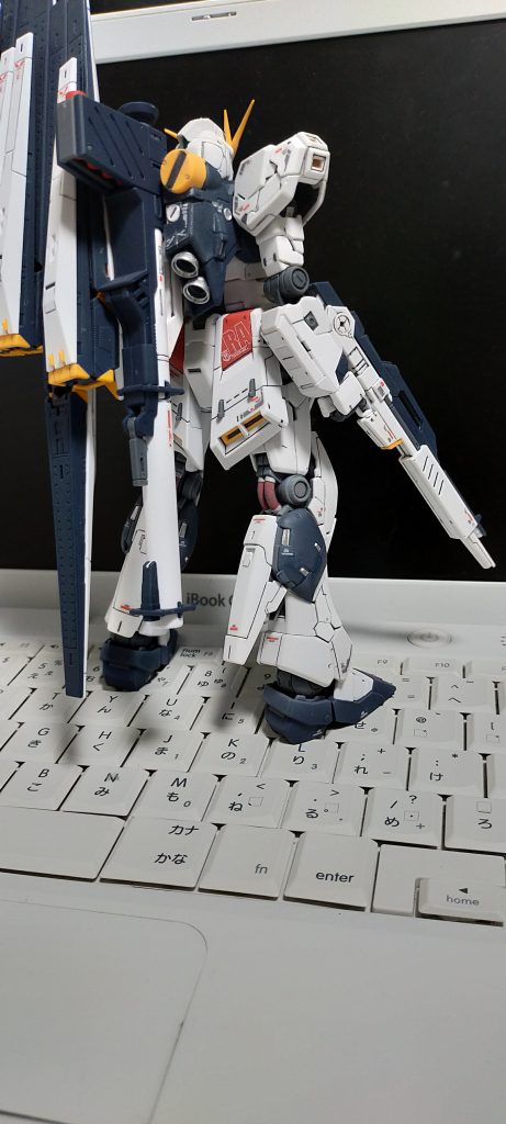 チラ見え部分に銀入れて、脚と胸の色をツヤ消しの濃度で差を出して調整。各部スミ入れとデカール地獄を抜けてのトップコート。HGにしとけばよかった(´；ω；｀)