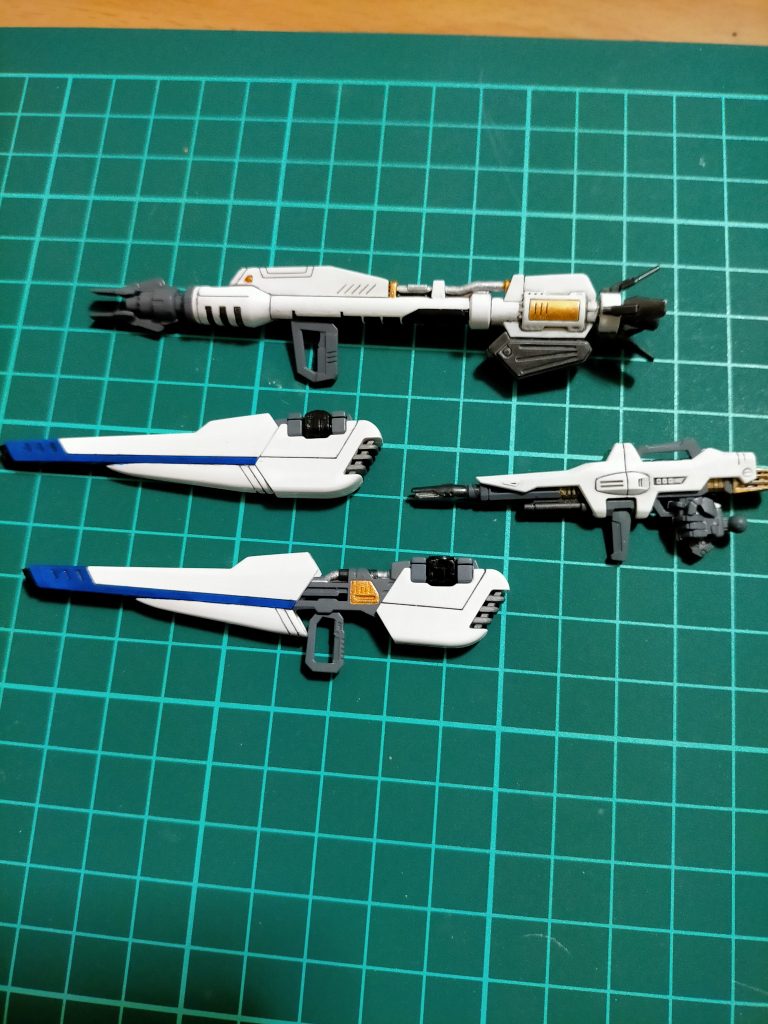 武器塗分けヴェスバーがスライドギミックな為、塗装ハゲ防止クリアランス調整が成功して良かったです。ストーリーでも書きましたがビームライフルの分割（モナカじゃ無い）に思わず「なんとーーー！！！」と叫びたくなりました笑　塗分けもスジ彫りで塗料をせき止め、墨入れで誤魔化し、アクリジョンとエナメルを駆使してなんとか好みな雰囲気に出来たので良かったです。