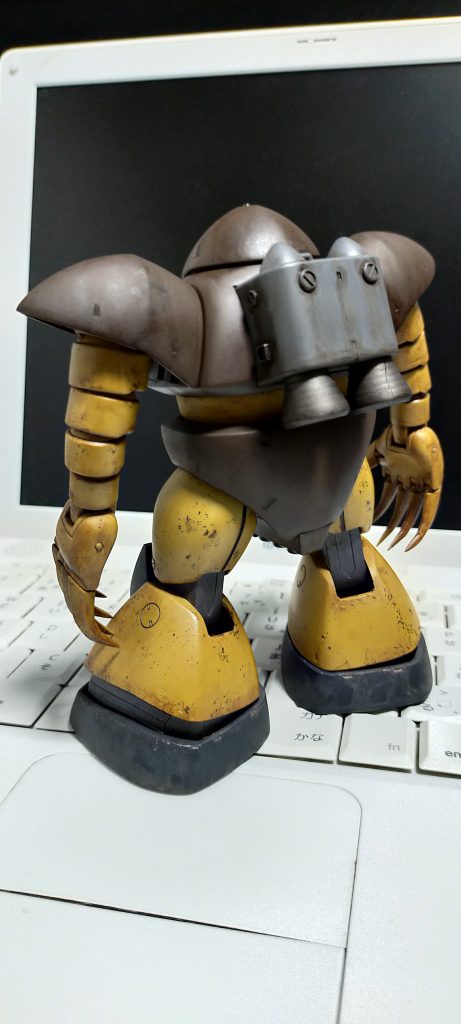 いつもの成型色トップコートにしようと思いましたが、成型色があんまりゴッグっぽくなかったので、カミさんに許可もらって全塗装。ジュアッグの余りデカール貼って完成!のはずだった…が、面が広い分、HGだとものすごく物足りない。で、胸や手首、バックパックなどにチョイとディテール追加。モノアイも可動式に加工。庇も少し延長して悪そうな顔にし、爪もしっかり研ぎました。