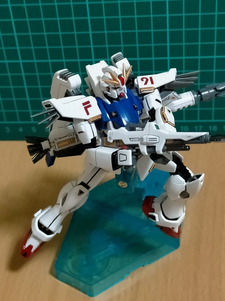 【バルカン砲】頭部に左右一対2基装備設置されている機関砲。【メガ・マシンキャノン】胸部コクピットハッチ脇に左右一対2門装備されている。頭部バルカンより大口径で威力が高いが反面装弾数は少なめとされている。【ビーム・ライフル】本機専用のビームライフル。性能自体は当時の小型MS用の標準の物と大差は無い。