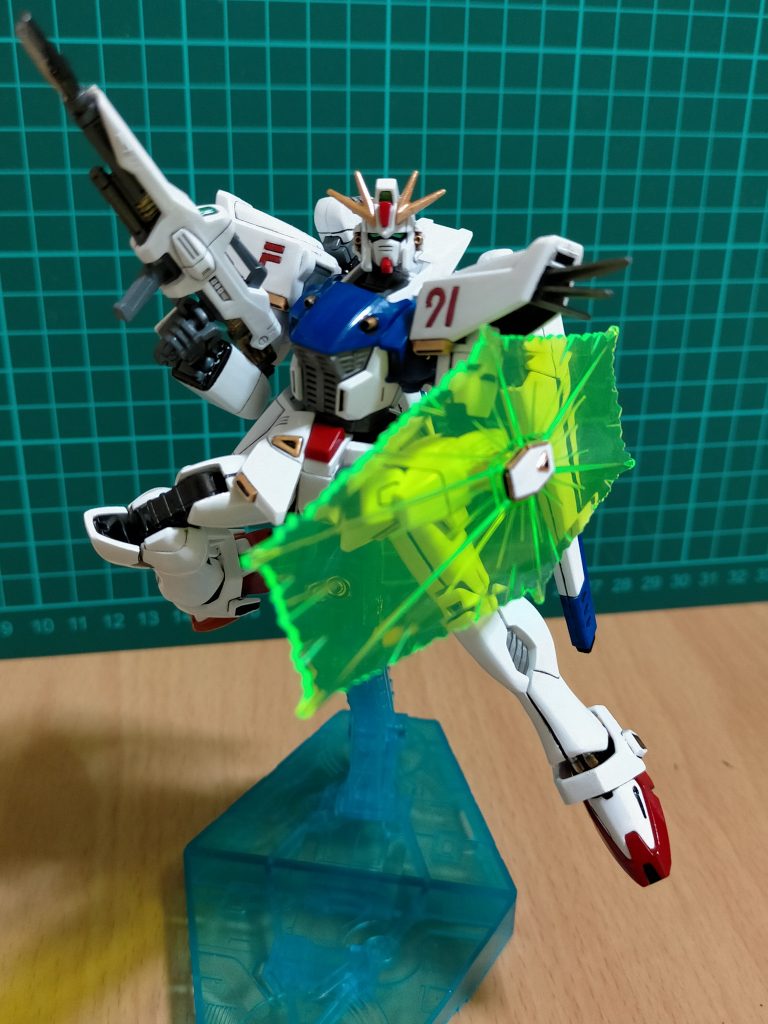 【ビーム・シールド】ミノフスキー粒子のビーム力場を発生器の周囲に平面状に展開した「シールドビーム」を用いて、盾として扱う防御兵装。本機は連邦軍製の正規機体としてビーム・シールドを装備した初期の機体に当たる。強度的には平凡な物だが、本体に接続しなくても一定時間ビームを発生させられる為、予備の発生器をビームを形成した状態で投擲し、武器としても使用するといった応用戦術を展開している。