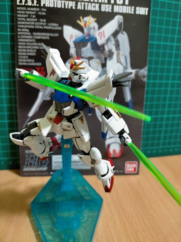 【ビーム・サーベル】左腰に2基装備。収納部を回転させそこからグリップを射出して手に持つ形式。特別な機能は無いが、手首ごと回転させる事でビーム刃の輪を作りだし、バグを多数撃墜するなどの戦果を上げている。