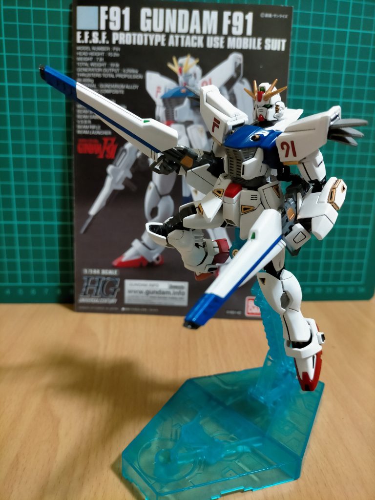 F91と言えばコレ【V.S.B.R.（ヴェスバー）】ビームの弾速や収束率などを無段階連続帯域レベルで調整する事で発射されるメガ粒子ビームの性質を変更する事が出来る新機軸のビームライフル。「Variable Speed Beam Rifle」の略。一応ビームライフルという名称を有するが、基本は機体のジェネレーターから直接エネルギー供給を受けて使用されるので戦艦や大型MSなどが扱うメガ粒子砲に近い。これによって高速で高貫通力のビーム、低速で破壊力を重視したビームという様にビームの「弾種」の切り替えが可能となっている。F91の物は大容量メガコンデンサの採用により機体から切り離しても数発程度発砲することも可能。ただし脱着可能な反面照準がブレやすく、衝撃で装備が喪失する等の欠点も有する。