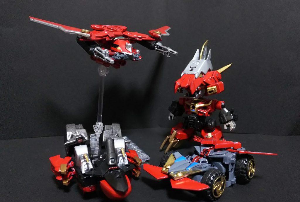 ４機のマシンに分離！竜人型のDウォーリア、ジェット型のDボンバー、車型のDスピーダー、潜水艦型のDマリナーへ分離します。