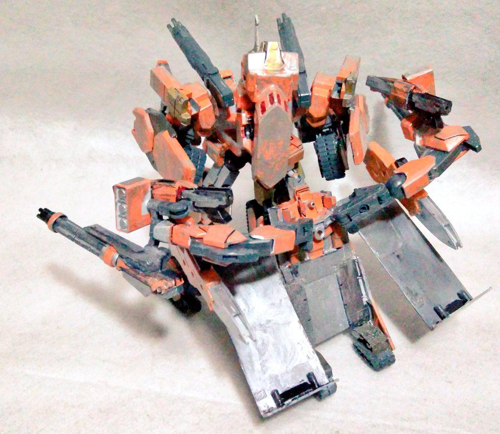 こうなる！コンテナ上面はアームと火器、側面はリアアーマーに！このリアアーマーには武器を置けるぞ。