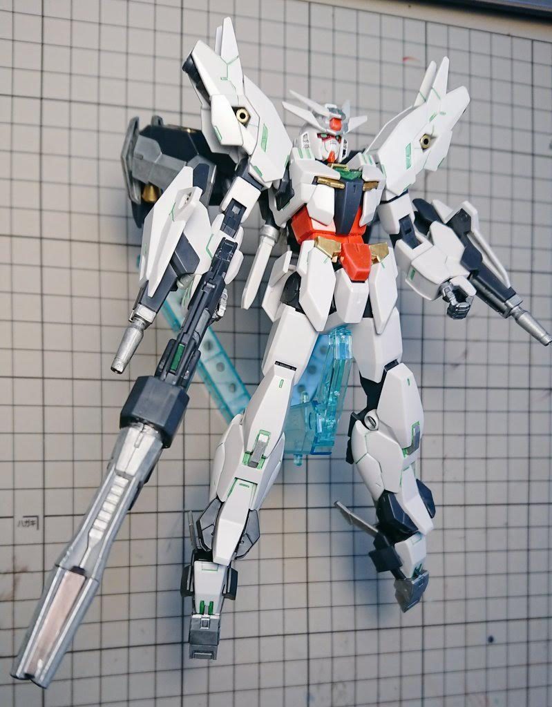 サイコフレームの発光をイメージして、モールドをグリーンで塗っています。