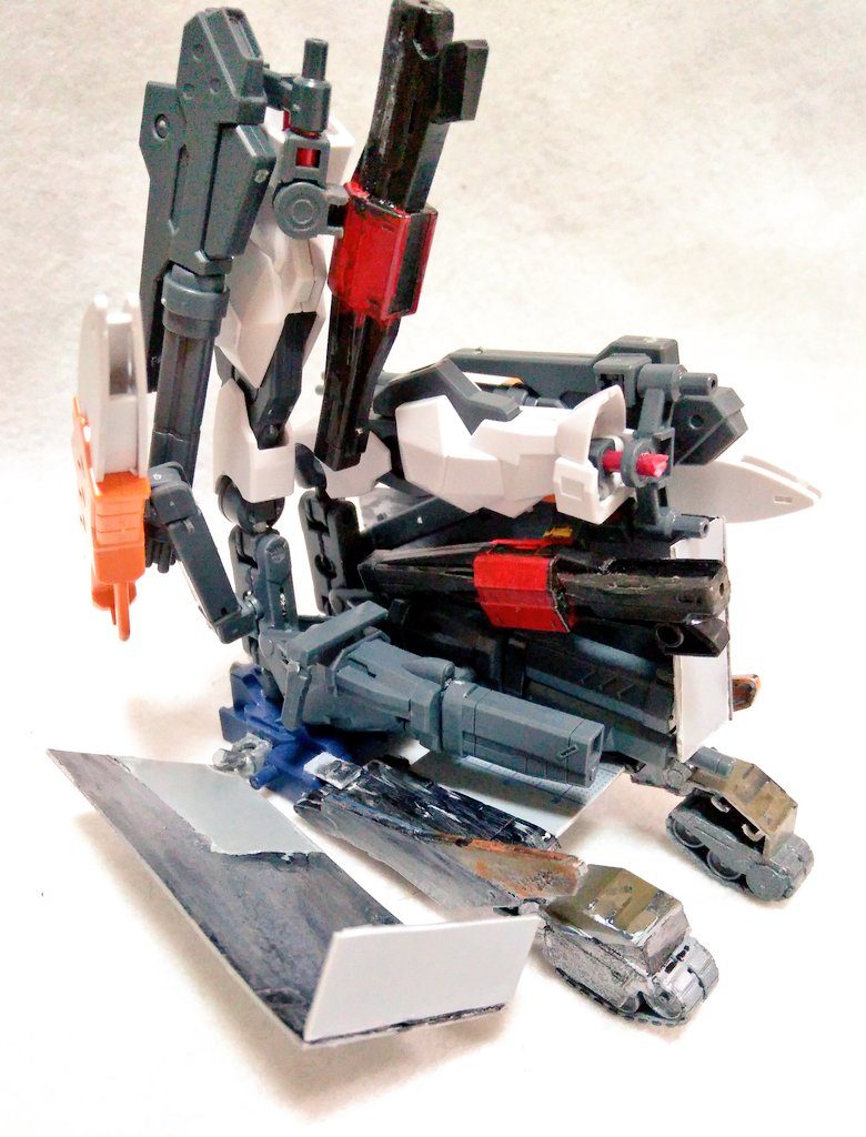 こちらが制作途中のコンテナ。上部アームはサバーニャ（たぶん）の足を使ってます。本当に武装の塊って感じですね。