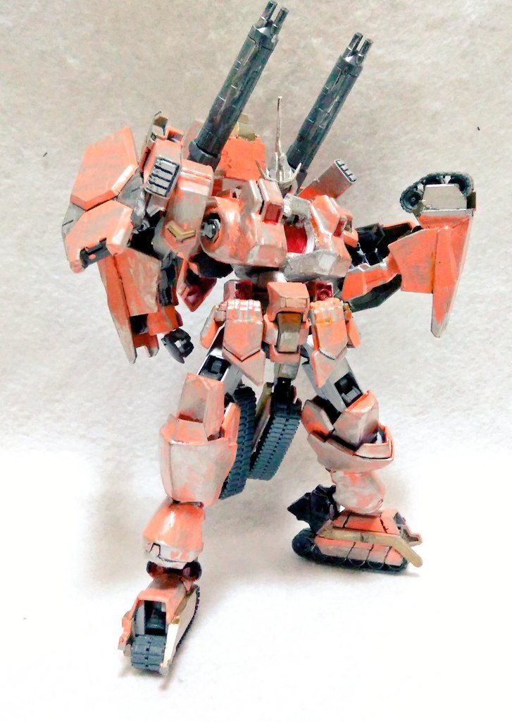 そしてこちらが「轟火」のMS形態。マッシブな体型！これのタンク形態と先程のコンテナが合体することで、アピールショットのようになります。