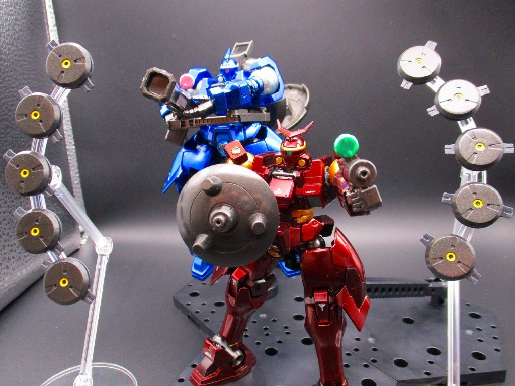 塗装レシピ・メリクリウス 赤1 アルティメットブラック ⇒ ラフゴールド ⇒ ディープクリアレッド 赤2 アルティメットブラック ⇒ 青竹色 ⇒ ディープクリアレッド 肩・腰など金 ⇒スターブライトゴールド・ヴァイエイト 青1 アルティメットブラック ⇒ ラフシルバー ⇒ クリアーブルー 青2 アルティメットブラック ⇒ シルバー ⇒ クリアーブルー 肩・腰など銀 ⇒スターブライトゴールド・共通 関節部分 ガンメタル 武器類 黒鉄色 ビームキャノン&ジェネレーター黄色 橙黄色+オレンジ ジェネレーターシルバー フレームメタリック2・トップコート スーパークリアーIII